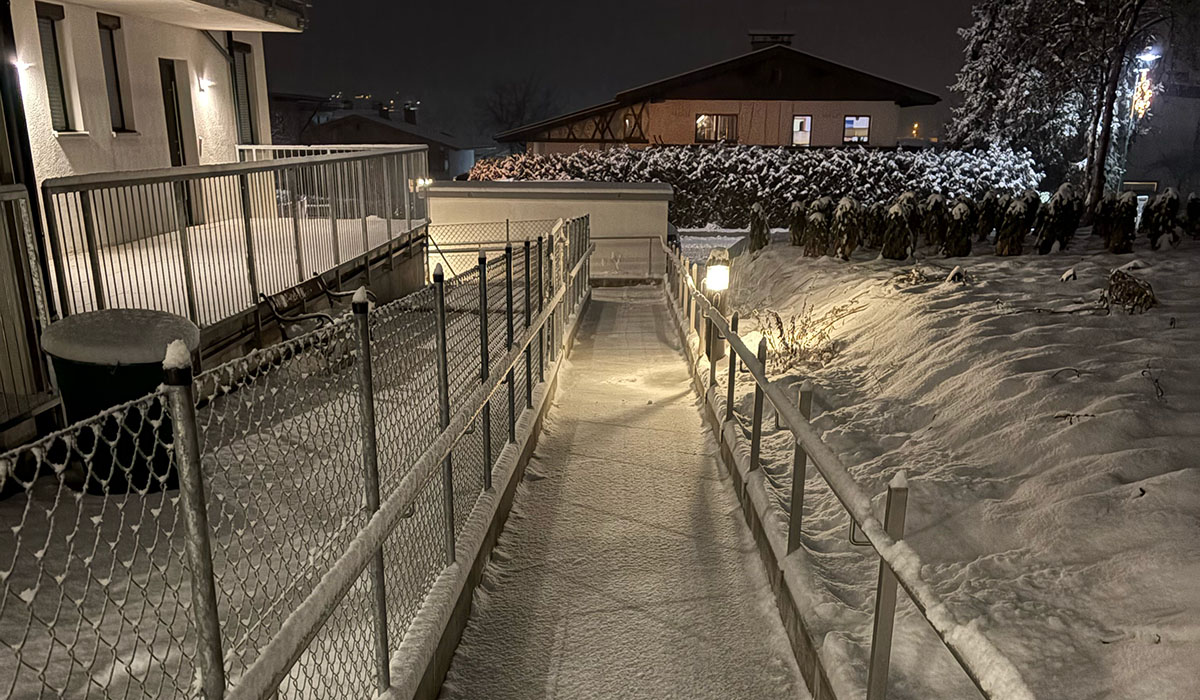 Professioneller Winterdienst für sichere Gehwege und Einfahrten